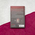 Der Text beschreibt einen geheimnisvollen Roman über Flüche, Freundschaften und die Stärke, die Vergangenheit zu bewältigen.