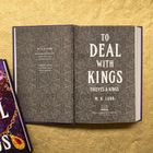 TO DEAL WITH KINGS  
M. K. Lobb  
Links: Buchseiten mit Titeln und Autorennamen.  
Rechts: Elegant verziertes Muster.