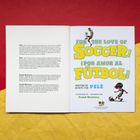 Texte: "FOR THE LOVE OF SOCCER! ¡POR AMOR AL FÚTBOL!". "WRITTEN BY / ESCRITO POR PELÉ". Illustration mit Fußballspielern.