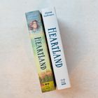 Zwei Buchrücken: "Heartland" von Jilanne Hoffmann, Verleger "Little, Brown". Links Illustration eines Mädchens.