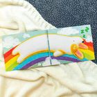 Auf einem farbenfrohen Buch liegt ein Cartoon-Hund entspannt auf einem Regenbogen und schläft, umgeben von Wolken.