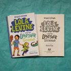 "LOLA LEVINE and the Dinosaur Scene" von Monica Brown, illustriert von Chelen Ecija. Zwei fröhliche Kinder, ein T-Rex.