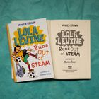 "Lola Levine Runs Out of Steam" von Monica Brown. Illustration von Chelen Ecija. Cover zeigt ein Mädchen mit Katzen und einem Ball.