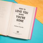 "HOW TO LOVE YOU WHEN YOU'RE GONE" von Gabriela Gonzales. Ein aufgeschlagenes Buch auf buntem Hintergrund.