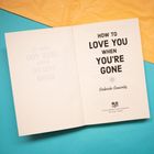 Der Text: "HOW TO LOVE YOU WHEN YOU'RE GONE" von Gabriela Gonzales. Ein Buch liegt auf blauem und gelbem Untergrund.