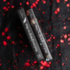 Zwei Buchrücken zeigen "may the dead keep you" von Jill Baguchinsky, auf dunklem Hintergrund mit roten Flecken.