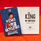 Buchcover: "King of Nothing" von Nathanael Lessore, zeigt eine Illustration eines Jungen mit graffitistyle Hintergrund.
