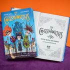 Buchtitel: "The Cogsworths". Autoren: Tristan Tales & Luke Pounder. Darunter: "You've never met a family like this!" Illustrationen einer Familie vor einem mechanischen Haus.