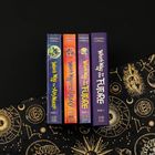 Buchtitel: „Which Way to Anywhere“, „Which Way Round the Galaxy“, „Which Way to the Future“. Bücher auf Sternenmotiv.