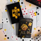 Text: "ALL IN", "Jennifer Lynn Barnes", "CASE FILE". 
Ein Buch mit Würfel- und Puzzlemotiven, Karten, gelbe und schwarze Puzzleteile.
