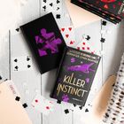 Buch mit Titel "Killer Instinct" von Jennifer Lynn Barnes, umgeben von Spielkarten und einem Ordner mit "CASE FILE".