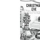 Text: "CHRISTMAS EVE". Illustration eines gemütlichen Wohnzimmers mit Weihnachtsbaum, Geschenken und dekorativen Girlanden.