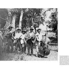 Text beschreibt eine Band, die am Emancipation Day Juneteenth 1900 in Austin, Texas, teilnahm. Sechs Männer mit Instrumenten.