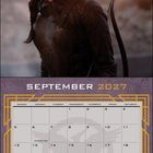 „SEPTEMBER 2027“. Darunter ein Kalender. Oben eine Frau mit Pfeil und Bogen vor Flammen. Zitat von Katniss: „Fire is catching...“.