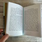 Links steht "FRANZ KAFKA" und rechts "THE METAMORPHOSIS". Seitenzahlen unten: "4" und "5".