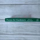"Poems for Gardeners, Edited by Gaby Morgan" steht auf dem Buchrücken, ein grünes Buch auf hellem Holzhintergrund.