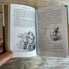 Text: "ALEXANDRE DUMAS", "THE NUTCRACKER". 
Buchseiten, Illustration mit Soldaten im klassischen Stil, auf Holzuntergrund.