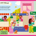 Text: "Out and about. The streets are getting busy with people buying new clothes, food and gifts. Finish the market scene with your stickers. Which gifts would you pick from the market stalls?" Bunte Marktstände mit Personen, die einkaufen.