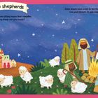 „The shepherds“. Hirten und Schafe sitzen um ein Lagerfeuer, ein heller Stern leuchtet, bunte Stadt im Hintergrund.