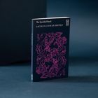 Der Buchrücken zeigt "The Speckled Band", Autor "Arthur Conan Doyle", auf einem dunklen Hintergrund stehend.