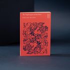 „The Nightingale and the Rose“, Oscar Wilde, rotes Cover, blaue florale Illustrationen, kleines „M 10“ oben rechts.
