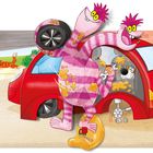 Eine pink-gelbe, streifenförmige Kreatur hält ein Rad und einen Schraubenschlüssel. Ein rotes Auto wird repariert.