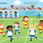 Text: "Auf dem Spielfeld", "Zähle die Kinder auf der Bank", "Fahne die gepunkteten Linien", "Male ein X", "4", "5". Illustration eines Fußballspiels mit spielenden und zuschauenden Kindern, die bunte Trikots tragen.