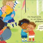 „Die Hauptsache ist, wir fühlen uns phänomenal! Super gespielt!“ zeigt lachende Kinder, ein Tor und ein rennender Hund.