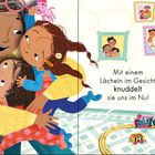 Mit einem Lächeln im Gesicht knuddelt sie uns im Nu! Eine fröhliche Illustration zeigt Umarmungsszene in buntem Raum.