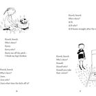 Links: „Knock, knock. Who's there? Kerry. Kerry who? Kerry me off…“. Mädchen sitzt im Gras mit Fußball.  
Rechts: „Knock, knock. Who's there? Howell. Howell who?“. Junge am Eck mit Fußball.