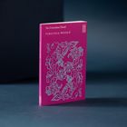 "An Unwritten Novel", Virginia Woolf, M10. Pinkes Cover, weiße Blumenmuster. Buch steht aufrecht auf dunklem Hintergrund.