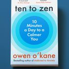 Buchtitel: "Ten to Zen". Untertitel: "10 Minutes a Day to a Calmer You". Autor: Owen O'Kane. Konzentrierte Kreise in Blau.