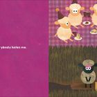 Links in weißem Text auf rosa Hintergrund: "Everybody hates me." Rechts fünf Schafe, eins isoliert im Wald.