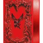 Rotes Buch mit barocken Verzierungen; ein geflügelter Engel in der Mitte, umgeben von kunstvollem Ornamentwerk.