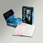 „The Siren“ von Tomi Adeyemi. Ein Buchdeckel mit blauem Wellen-Muster. Im Hintergrund offene Bücher.