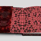 Links, Text über die Königin von Herzen. Rechts, florales schwarz-rotes Muster auf Buchseite.