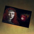 Illustration: Frau mit roten Haaren und kleinen Hörnern, neben einem angebissenen Apfel und einer Spinne.