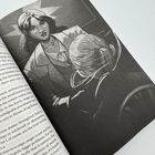 Illustration von zwei Personen: Eine Frau mit offenem Haar steht vor einer sitzenden Person mit Dutt. Text daneben ist lesbar.