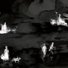 Eine schwarz-weiße Illustration zeigt schemenhafte Menschen und Hunde in nebliger Umgebung.