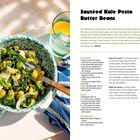 Titel: Sautéed Kale Pesto Butter Beans. 

Links: Eine grüne Schale mit Bohnen und Pesto. 

Rechts: Rezepttext mit Zutaten und Anweisungen, weißer Hintergrund.