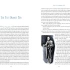 "The Five Orange Pips" oben und in der Mitte. Englischer Text über Sherlock Holmes. Illustration eines Mannes mit Hut rechts.