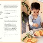 Anleitung für ein Rezept mit Lachs, Zitrusfrüchten und Kräutern. Kind dekoriert Lachs mit Zitrusscheiben in einer Küche.