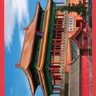 Eine bunte Illustration eines traditionellen asiatischen Gebäudes mit geschwungenem Dach, blauem Himmel und roten Wänden.