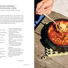 "Sliced Brisket Gochujang Stew" mit Rezeptanleitung. Links Text, rechts oben Hand mit Löffel über dampfendem Eintopf.