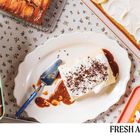 "FRESH AND FRUITY" steht darunter. Verschiedene Kuchenstücke auf Tabletts; eines mit Sahne und Schokostreuseln garniert.