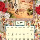 "May" steht oben. Darunter ein Kalender für Mai, umgeben von nostalgischen Illustrationen von Blumen, Kindern und Frauen.