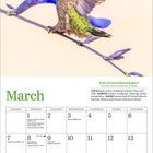 Kalender für März mit einem Rubinkehlkolibri, der an einer blauen Blume saugt. Feiertage und Mondphasen sind markiert.