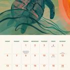 "One wave at a time" über einer schwimmenden Schildkröte gemalt. Darunter ein Kalender für Juni 2027.