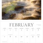 Ein Kalenderblatt mit "FEBRUARY" in großen Buchstaben. Darstellung eines Leuchtturms auf felsiger Küste bei Sonnenuntergang.