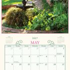 Mai 2027 Kalender mit Gartenszene: ein Weg, Brunnen und Löwenfigur; Zitat und Text über Garten in Johannesburg.